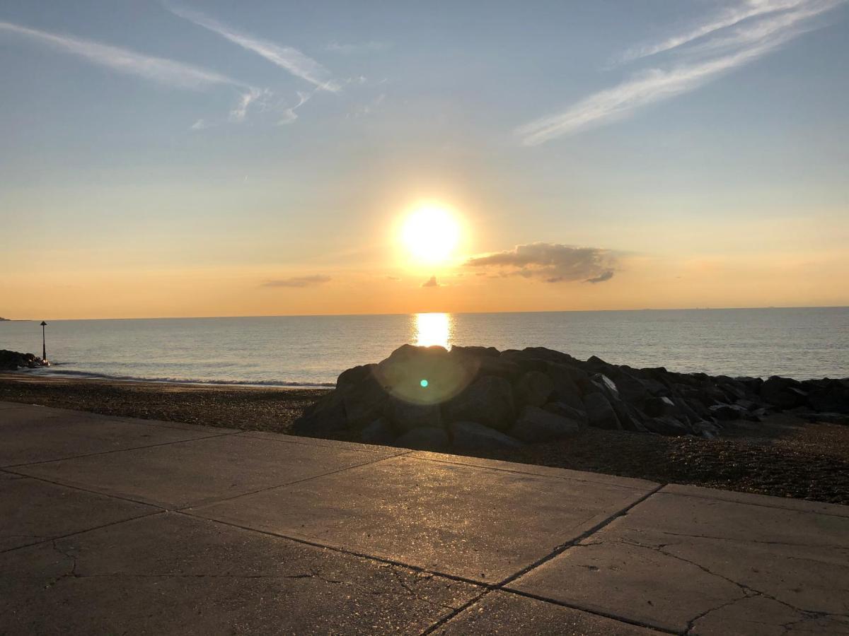 Tref Y Clawdd Appartement Felixstowe Buitenkant foto