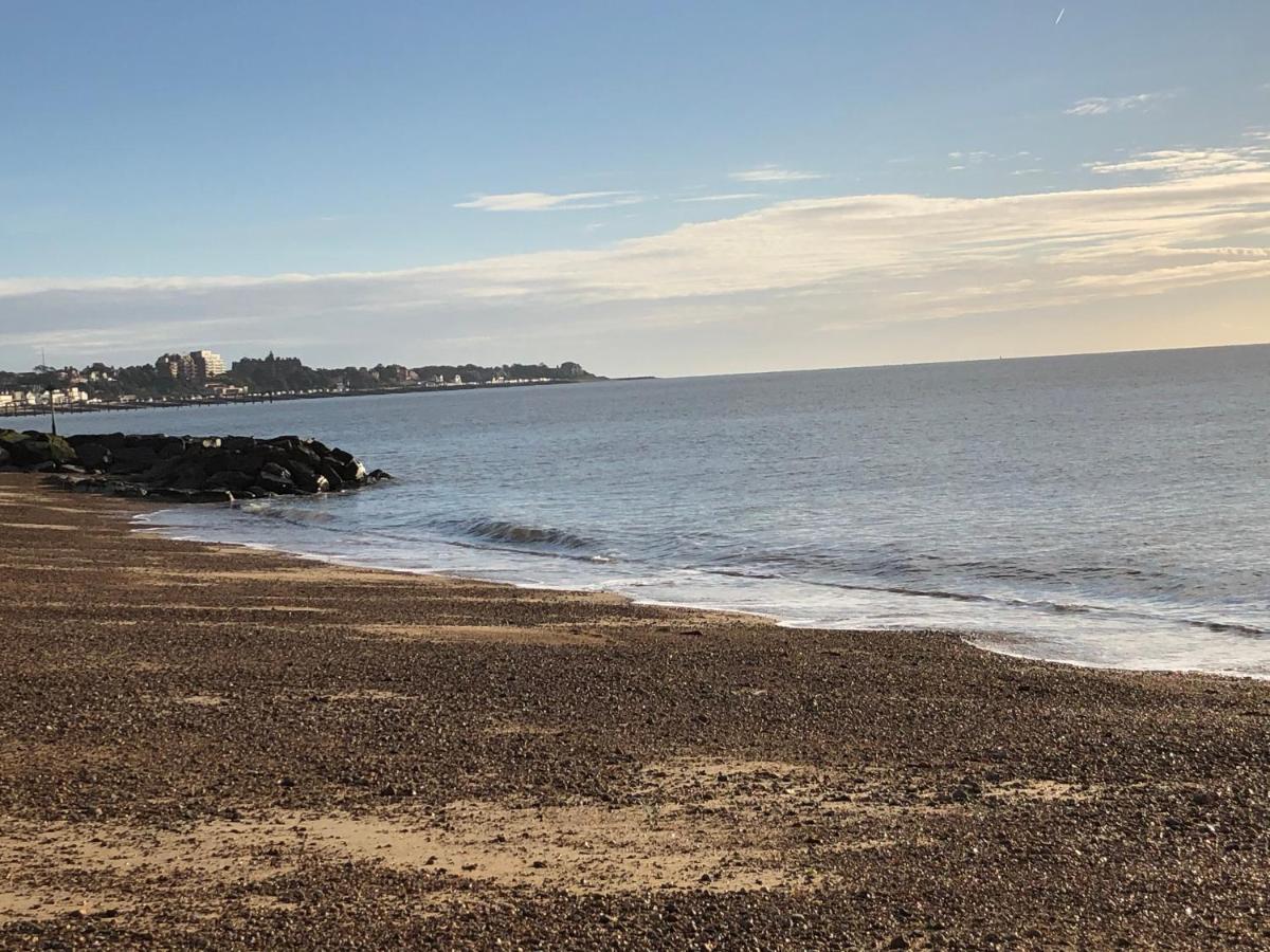 Tref Y Clawdd Appartement Felixstowe Buitenkant foto